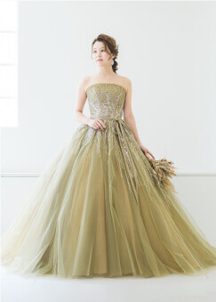 淡い黄緑色のカラードレス