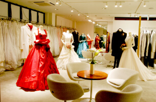 撮影衣裳【2,700着以上】のウェディングドレスが並んでいる写真