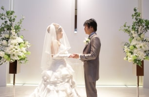 チャペルで本格的な挙式シーン撮影をしている様子