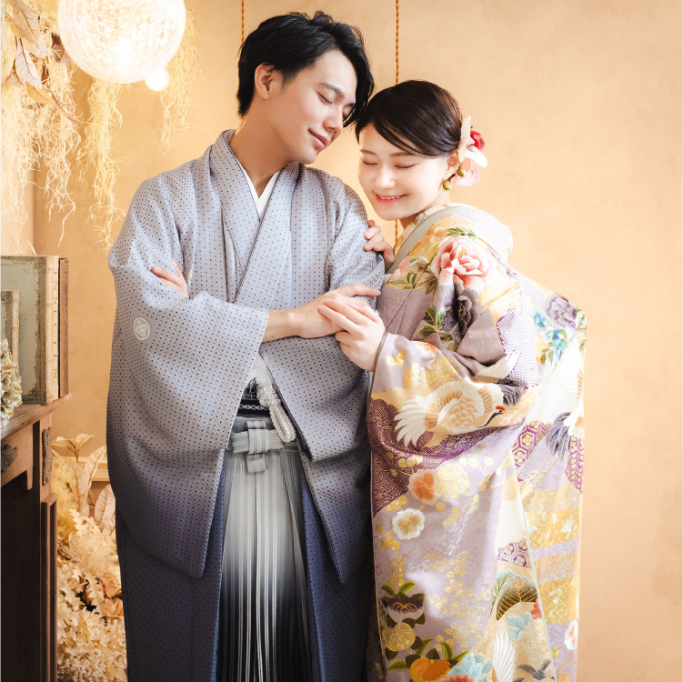 幸せそうに和装フォトウェディングを撮る花嫁と新郎のイメージ
