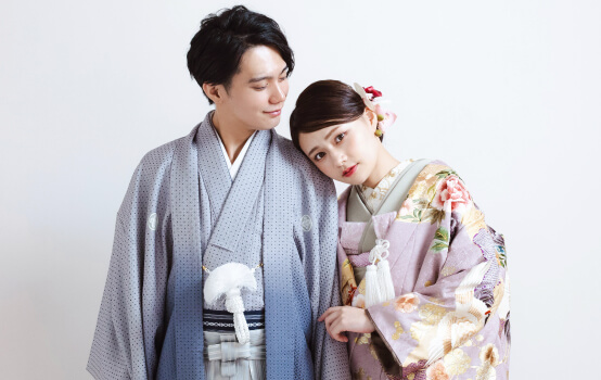 和装の打掛と紋付袴を着てフォトウェディングを撮る花嫁と新郎のイメージ