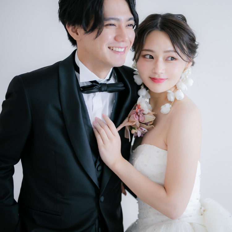 楽しそうにフォトウェディングを撮る花嫁と新郎のイメージ