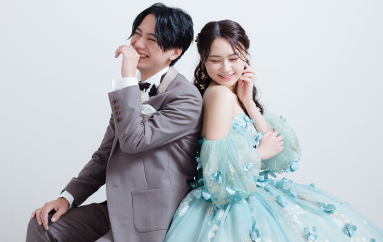 ウェディングドレスとタキシードを着てフォトウェディングを撮る花嫁と新郎のイメージ