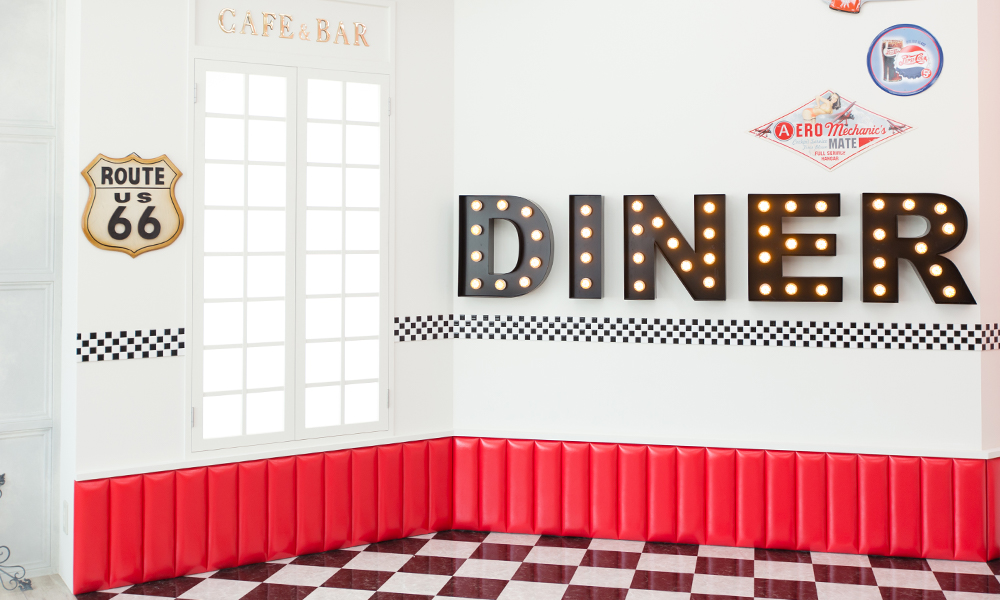 ロカビリー調のアメリカンなカフェをイメージした「マイブライド岡崎北」のスタジオイメージ