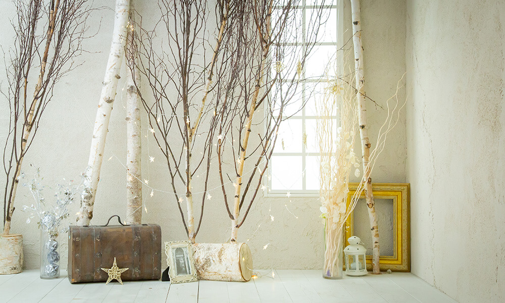 白壁を背景に、雑貨を置いたあたたかい雰囲気を演出した「マイブライド尾張旭」のスタジオイメージ