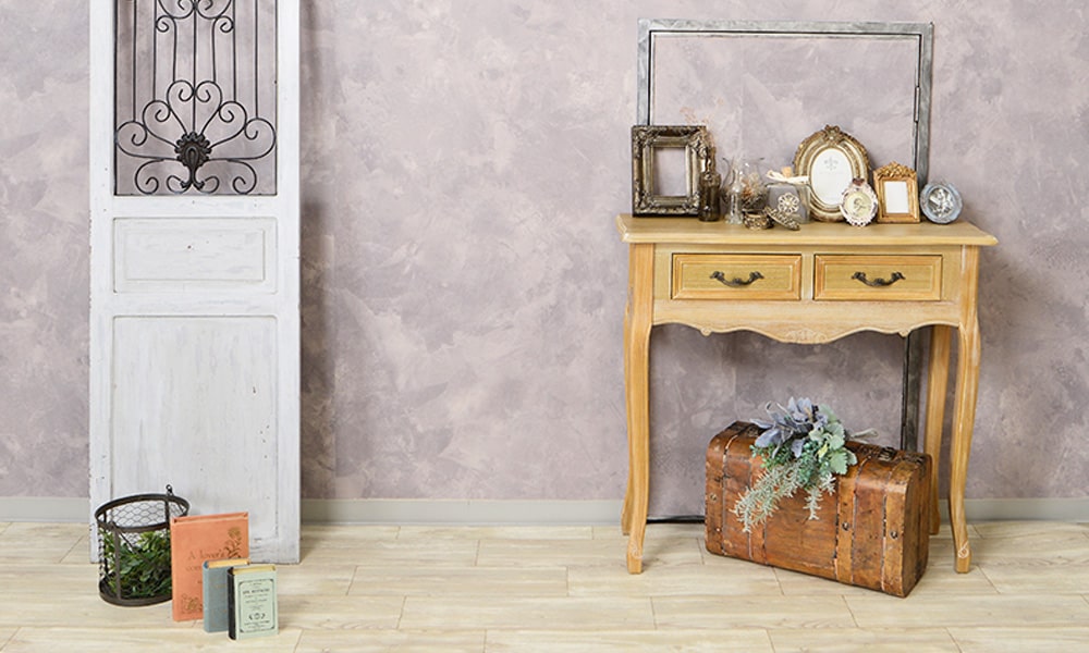 大人シックな壁に額縁や猫足のテーブル、レトロなトランクが飾られた「マイブライド豊橋」のスタジオイメージ