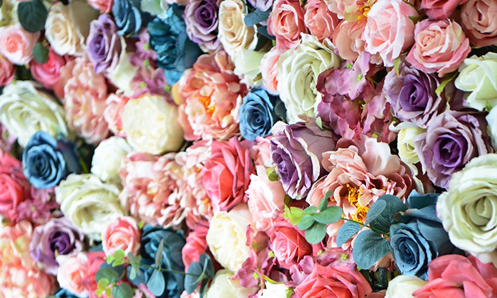 白にピンク、青、紫の大ぶりな花が壁一面を埋めつくす「マイブライド豊橋」のスタジオイメージ