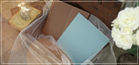 フォトウェディングのアルバムが並んでいるイメージ